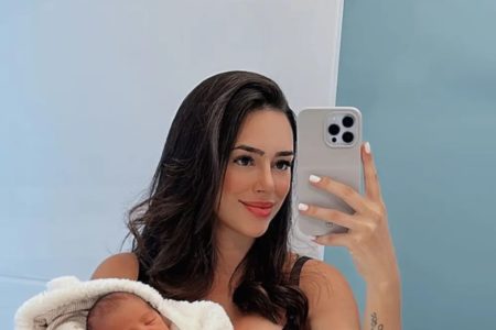 Foto de Bruna Biancardi com um celular na mão - Metrópoles