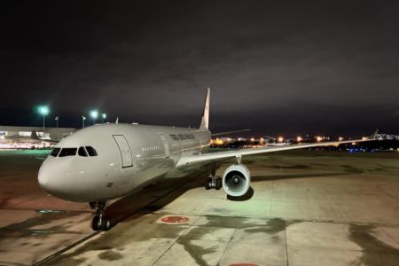 Imagem colorida do quinto avião da FAB a chegar no aeroporto do RJ com repatriados de Israel