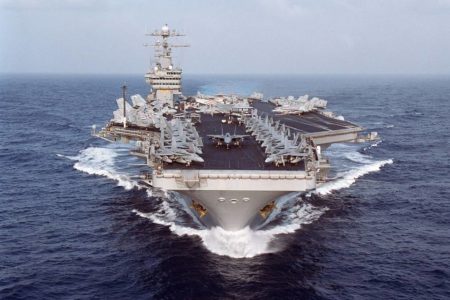 Imagem colorida mostra o porta-aviões dos EUA USS Dwight D. Eisenhower no Golfo Pérsico em 24 de julho de 2000 - Metrópoles