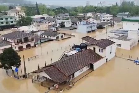 Foto colorida de cidade de Santa Catarina atingida por enchente - Metrópoles