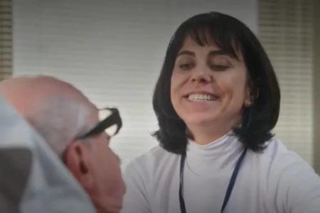 Cena da novela Elas por ELas com mulher de branco sorrindo - Metrópoles