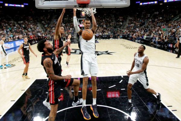 Imagem mostra jogadores em partida de basquete - Metrópoles