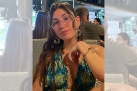 Foto colorida de mulher em restaurante - Metrópoles