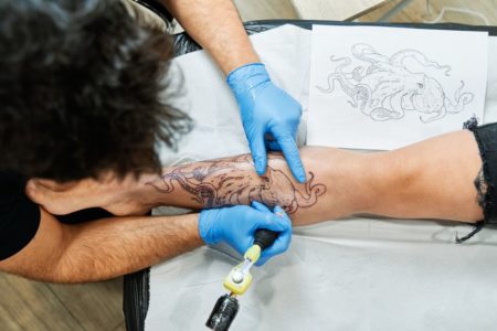 homem fazendo tatuagem