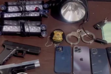 imagem colorida mostra armas, dinheiro, celulares e falso distintivo - metrópoles