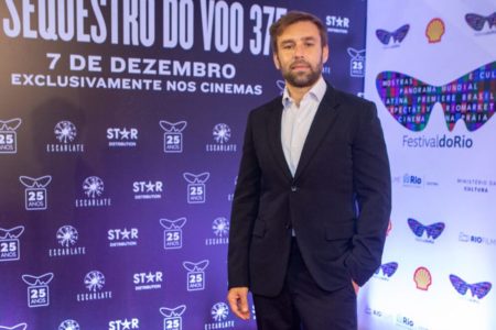 Foto colorida de Marcus Baldini. Ele é um homem branco, de cabelo castanho e barba castanha. Usa terno sem gravata - Metrópoles
