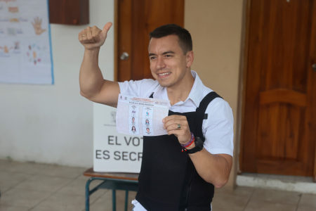 imagem do presidente eleito do equador daniel noboa acenando para fotógrafos após votar
