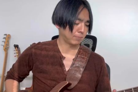 Foto colorida mostra Shota Nakama tocando guitarra