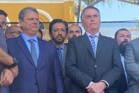 Foto colorida do governador Tarcísio de Freitas ao lado do prefeito Ricardo Nunes e do ex-presidente Jair Bolsonaro na Rota - Metrópoles