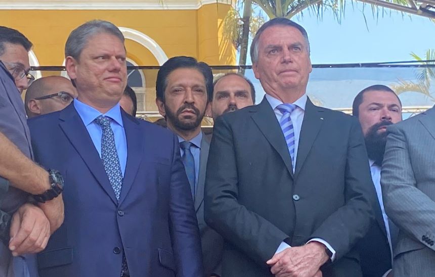 Foto colorida do governador Tarcísio de Freitas ao lado do prefeito Ricardo Nunes e do ex-presidente Jair Bolsonaro na Rota - Metrópoles