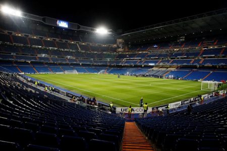 Imagem colorida do campo do Santiago Bernabeu, estádio do clube Real Madrid gramado sintético - Metrópoles