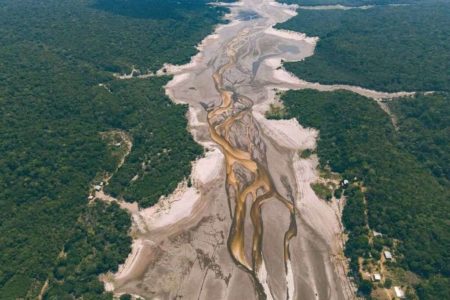Imagem colorida de seca no rio negro - Metrópoles