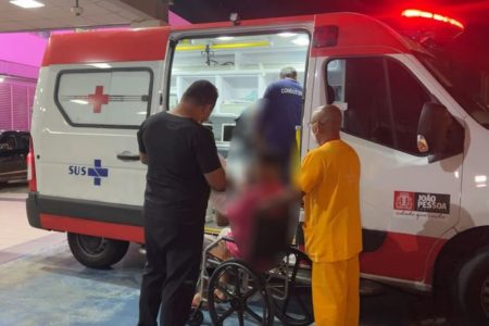 Imagem colorida de ambulância e homem em cadeira de rodas - Metrópoles