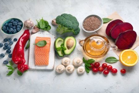 peixe, frutas, verduras, legumes e vitaminas em uma foto