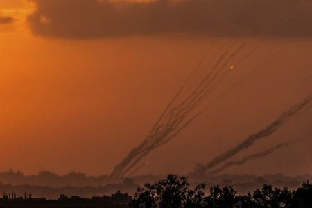 Foguetes são disparados da Faixa de Gaza em direção a Israel durante o pôr do sol - Metrópoles