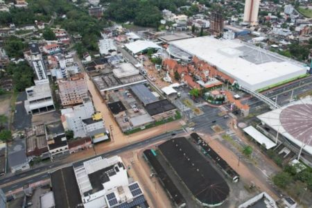 Imagem colorida mostra cidade de Blumenau, em SC, após ser atingida por chuvas - Metrópoles