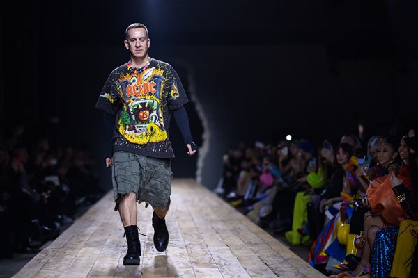 Na imagem com cor, o estilista norte-americano Jeremy Scott