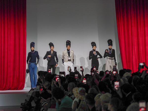 Na imagem com cor, modelos desfilam para a Moschino - Metrópoles