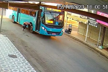 Passageiro corre para pegar ônibus, é atropelado e morre no Entorno do DF