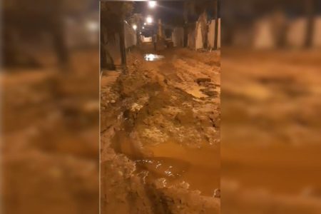 Imagem de rua com atoleiro e difícil acesso