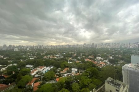 foto colorida de vista aérea de SP, com céu enconberto e nuvens escuras sobre a cidade - Metrópoles