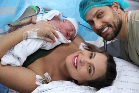 Foto colorida de Kamilla Salgado, Elieser Ambrósio e Victoria, ainda na maternidade após nascimento da pequena - Metrópoles