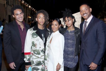 Foto colorida de Will Smith e Jada Pinkett Smith ao lado dos filhos, Jaden, Willow e Trey - Metrópoles