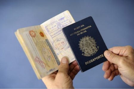 foto de passaporte nas mãos de alguém