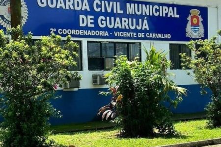 Imagem colorida de fachada de base da Guarda Municipal do Guarujá - Metrópoles
