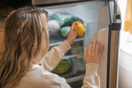 Mulher loira pegando lima de geladeira - Metrópoles