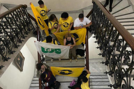 Imagem colorida mostra grupo de estudantes visto de cima durante invasão à Secretaria da Educação de São Paulo - Metrópoles