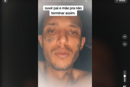 Em foto coloriuda homem com o rosto tatuado em transmissão de vídeo - Mewtrópoles