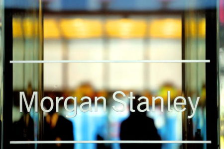 Imagem colorida da fachada de uma agência do Morgan Stanley, um dos maiores bancos dos Estadso Unidos, com pessoas trabalhando ao fundo - Metrópoles