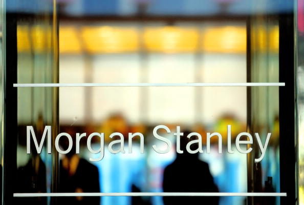 Imagem colorida da fachada de uma agência do Morgan Stanley, um dos maiores bancos dos Estadso Unidos, com pessoas trabalhando ao fundo - Metrópoles
