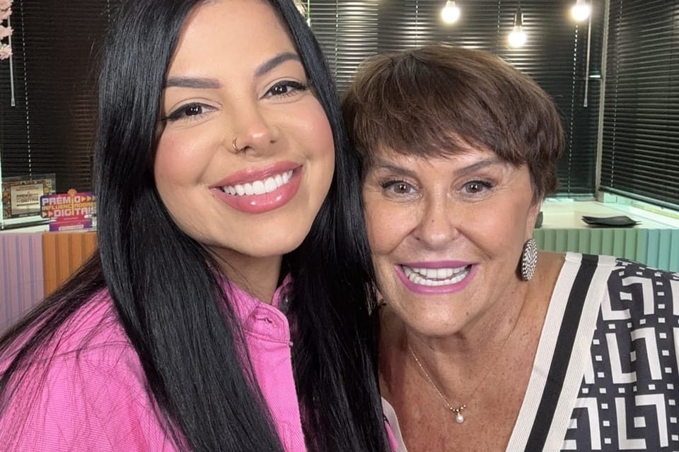 Evelyn Regly e Marcia Sensitiva posam juntas nos bastidores do Vacacast - Metrópoles