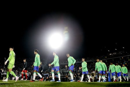 Jogadores da Seleção entrando em campo - Metrópoles