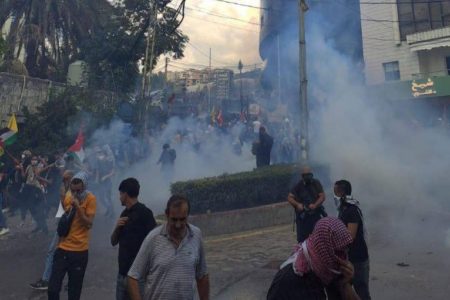 Imagens colorida de confronto entre polícia e manifestantes no Líbano - Metrópoles