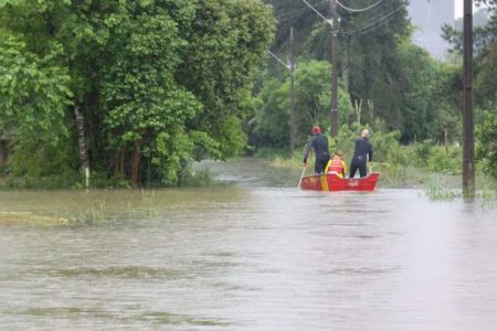 Imagem colorida de chuvas no PR - Metrópoles