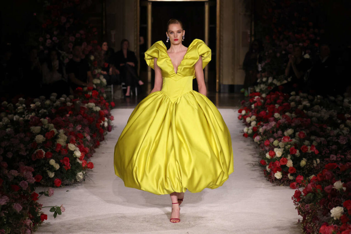 Na imagem com cor, uma modelo desfilando com um vestido balonê - Metrópoles