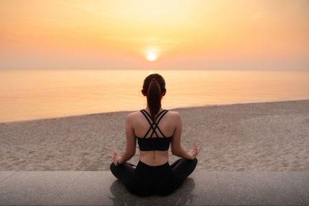 mulher meditando