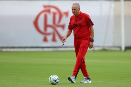 Imagem colorida de Tite no comando de treino no Flamengo- Metrópoles