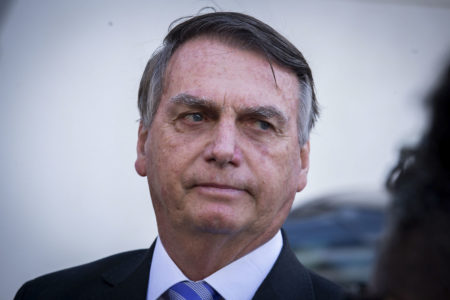 Imagem colorida mostra o ex-presidente Jair Bolsonaro, um homem branco, de cabelo grisalho, usando um terno preto e camisa branca - Metrópoles