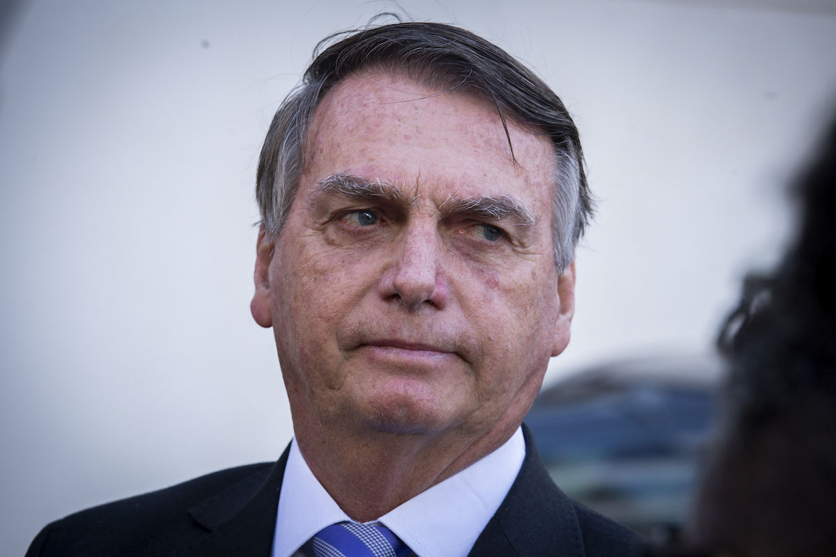 Imagem colorida mostra o ex-presidente Jair Bolsonaro, um homem branco, de cabelo grisalho, usando um terno preto e camisa branca - Metrópoles