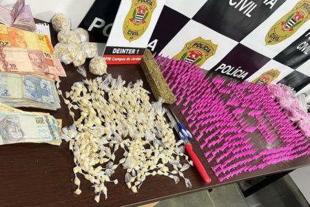 Imagem colorida mostra pacotes de droga apreendidos pela Polícia Civil numa casa em Campos do Jordão - Metrópoles