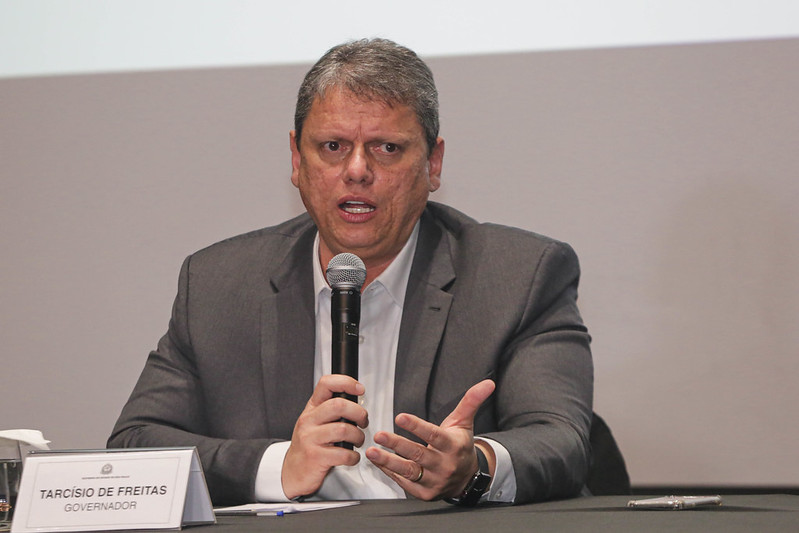 Tarcísio Fotografia colorida mostra o governador Tarcísio de Freitas falando ao microfone no Palácio dos Bandeirantes sobre a privatização da Sabesp - Metrópoles