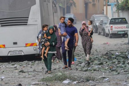 Foto colorida de família palestina na Faixa de Gaza - Metrópoles