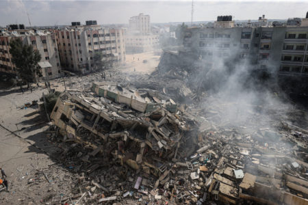 Vista dos escombros de edifícios residenciais após ataques aéreos israelenses no bairro de al-Zahra, na Faixa de Gaza, em 19 de outubro de 2023