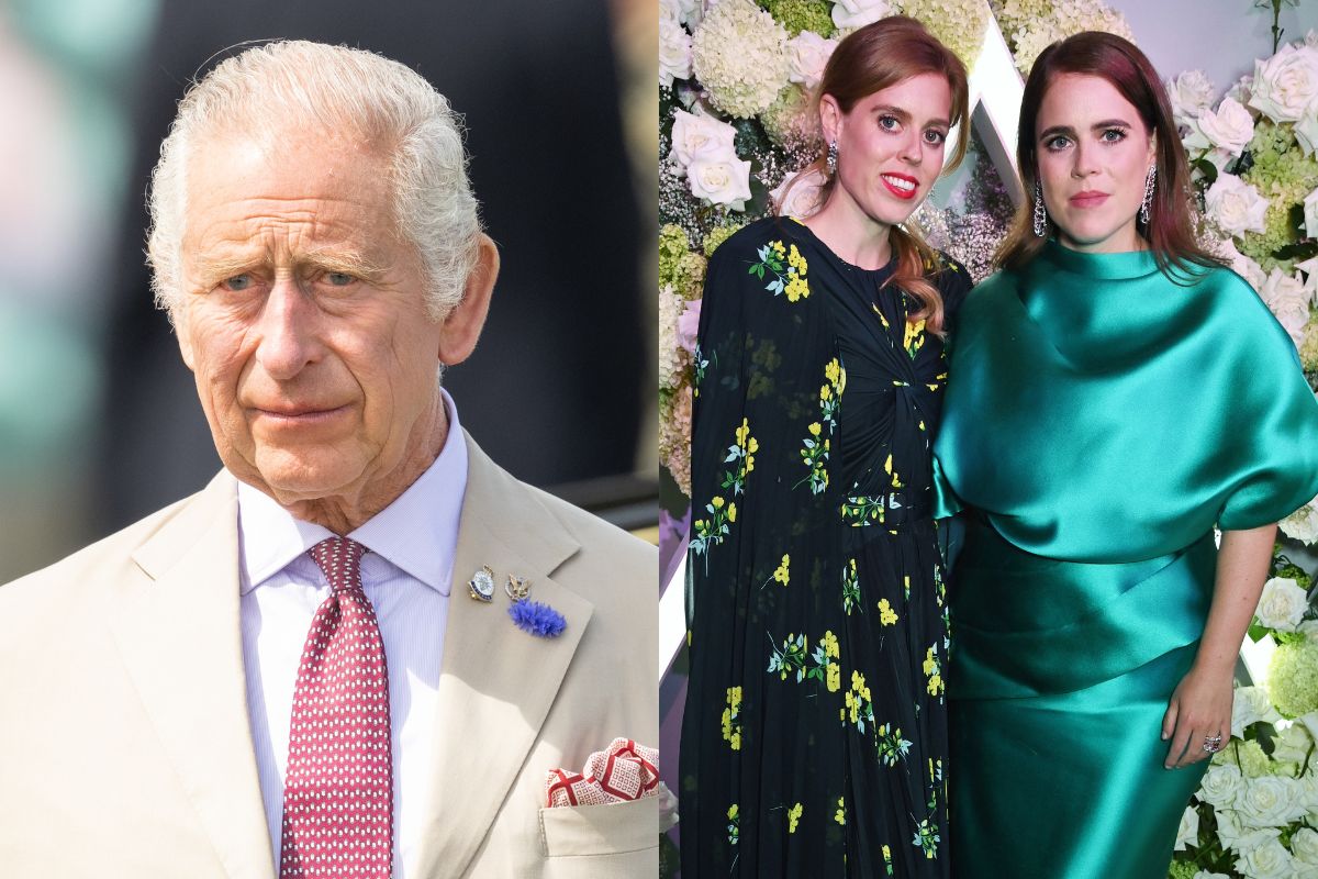 Imagem dividida em duas partes. No lado esquerdo, rei charles, um homem branco, idoso, cabelos brancos está usando terno claro e gravata vermelha. Já no lado direito está as irmãs Eugenie e Beatrice, ambas brancas e jovens - Metrópoles