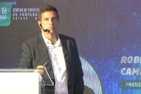 Imagem de Roberto Campos Neto, presidente do Banco Central, dando uma palestra. Ele veste terno escuro e camisa branca, sem gravata - Metrópoles