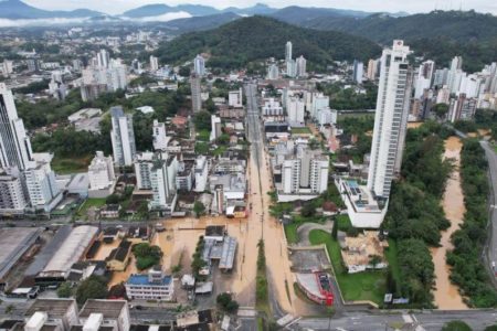 Imagem colorida de ruas alagadas em Blumenau após chuvas El Niño - Metrópoles